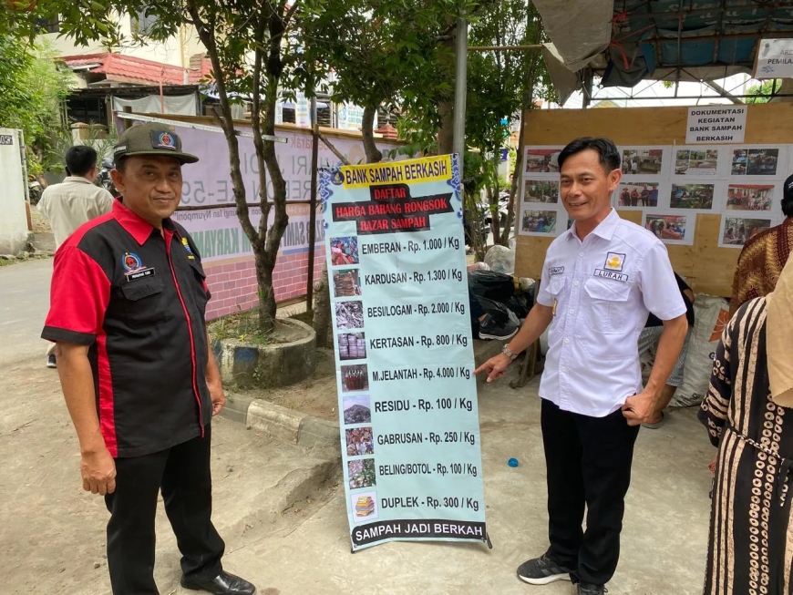 Warga Karya Mulya Cirebon Antre Tukar Sampah Jadi Sembako & Sabun, Emang Bisa? Bisa Banget!
